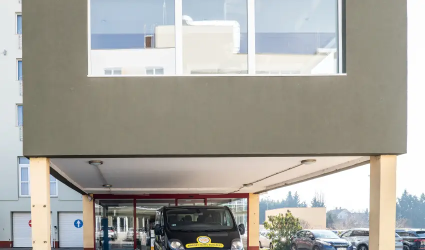 Airport Hotel Budapest Vecss - Augusztus 20. (min. 3 j)