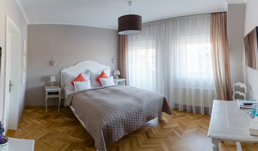 Aurora Vend�gh�z H�v�z - Augusztus 20.