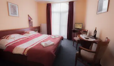 Bogl�rka Panzi�-�tterem  Mez�k�vesd