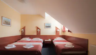 Bogl�rka Panzi�-�tterem  Mez�k�vesd