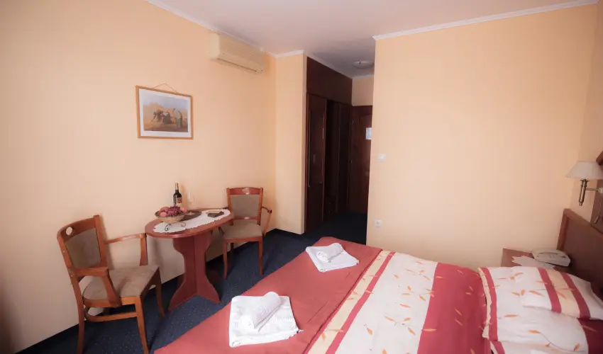 Bogl�rka Panzi�-�tterem  Mez�k�vesd - Augusztus 20. (min. 3 �j)