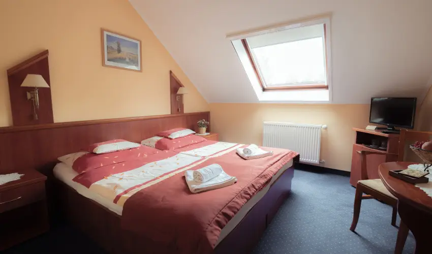 Bogl�rka Panzi�-�tterem  Mez�k�vesd - Augusztus 20. (min. 3 �j)