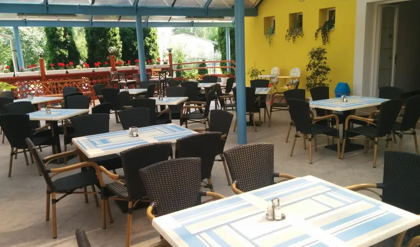 Bogl�rka Panzi�-�tterem  Mez�k�vesd - Augusztus 20. (min. 3 �j)