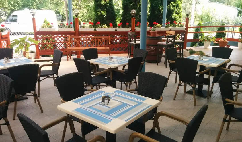 Bogl�rka Panzi�-�tterem  Mez�k�vesd - Augusztus 20. (min. 3 �j)