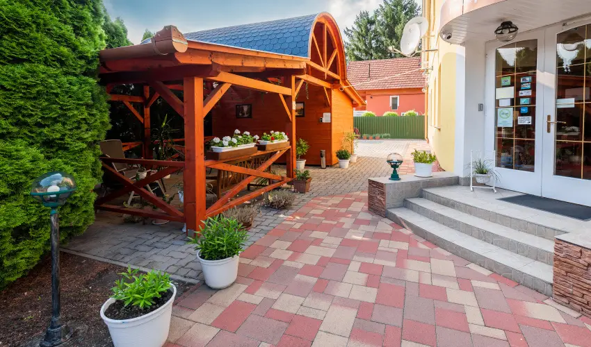 Bogl�rka Panzi�-�tterem  Mez�k�vesd - Augusztus 20. (min. 3 �j)