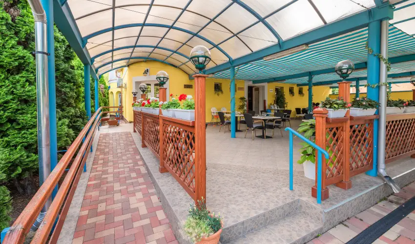 Bogl�rka Panzi�-�tterem  Mez�k�vesd - Augusztus 20. (min. 3 �j)