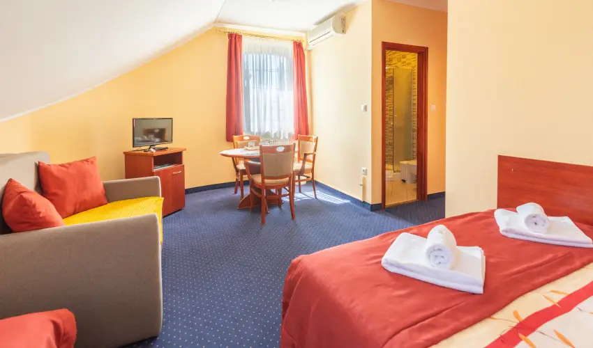 Bogl�rka Panzi�-�tterem  Mez�k�vesd - Augusztus 20. (min. 3 �j)