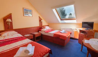 Bogl�rka Panzi�-�tterem  Mez�k�vesd