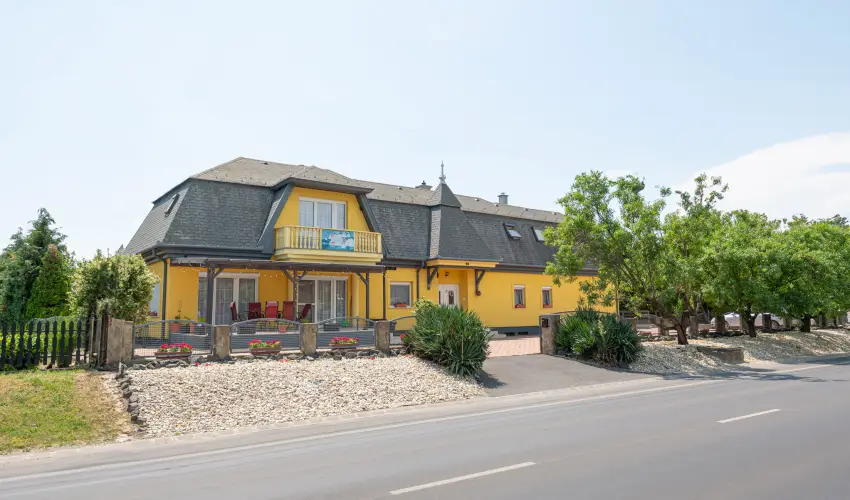 Borb�la Vend�gh�z Gyenesdi�s - Augusztus 20. (min. 2 �j)