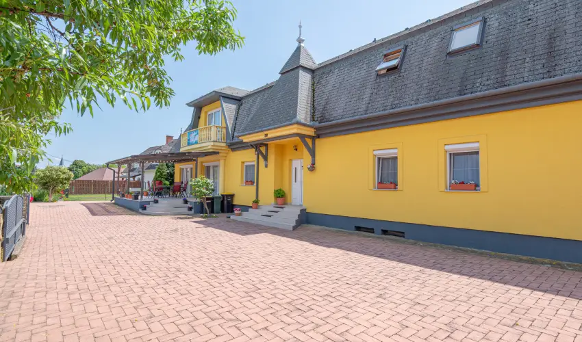 Borb�la Vend�gh�z Gyenesdi�s - Augusztus 20. (min. 2 �j)