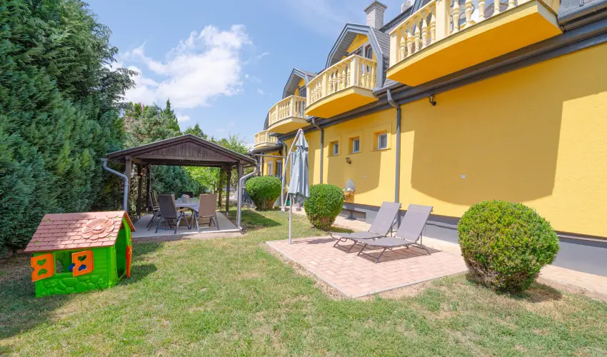 Borb�la Vend�gh�z Gyenesdi�s - Augusztus 20. (min. 2 �j)