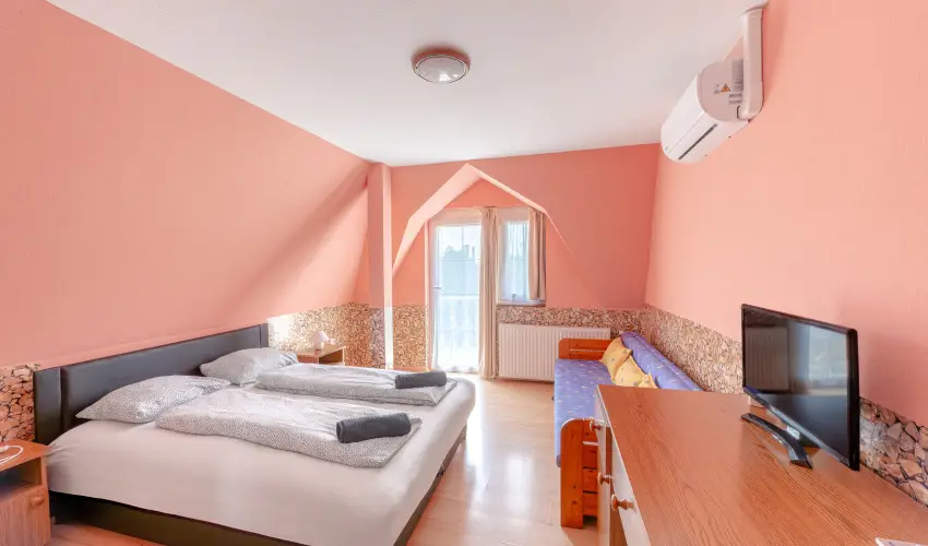 Borb�la Vend�gh�z Gyenesdi�s - Augusztus 20. (min. 2 �j)