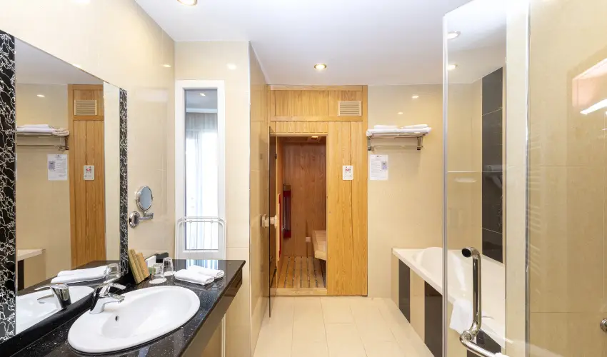 Colosseum Wellness Hotel Mrahalom - Augusztus 20. (min. 3 j)