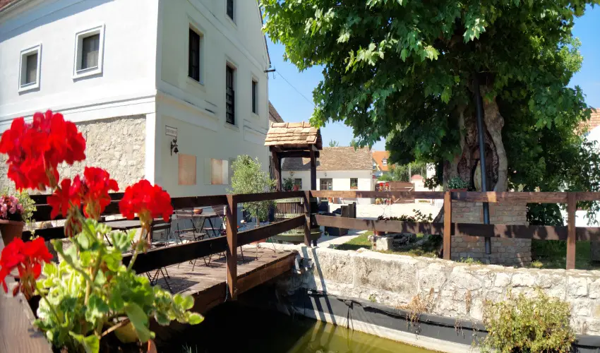 Edvy Malom Fogad� �s Barokk Udvarh�z P�pa - Augusztus 20. (min. 2 �j)