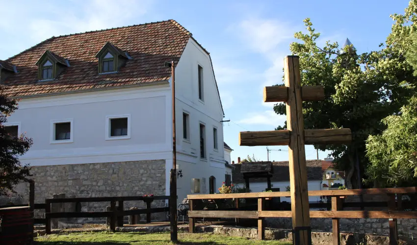 Edvy Malom Fogad� �s Barokk Udvarh�z P�pa - Augusztus 20. (min. 2 �j)