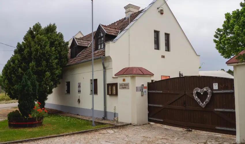 Edvy Malom Fogad� �s Barokk Udvarh�z P�pa - Augusztus 20. (min. 2 �j)