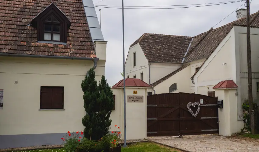 Edvy Malom Fogad� �s Barokk Udvarh�z P�pa - Augusztus 20. (min. 2 �j)