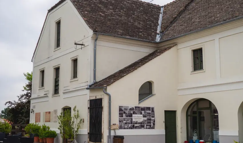 Edvy Malom Fogad� �s Barokk Udvarh�z P�pa - Augusztus 20. (min. 2 �j)