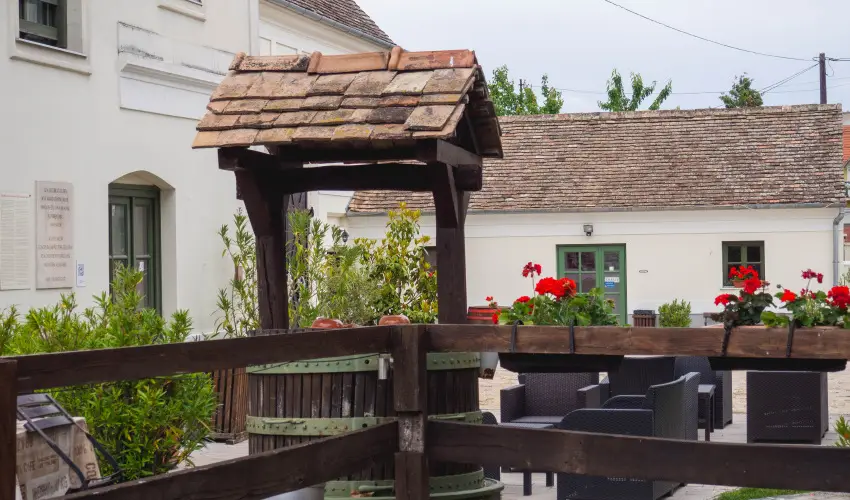 Edvy Malom Fogad� �s Barokk Udvarh�z P�pa - Augusztus 20. (min. 2 �j)