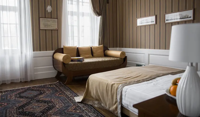 Erzsbet Nagy Szlloda Paks - Augusztus 20.