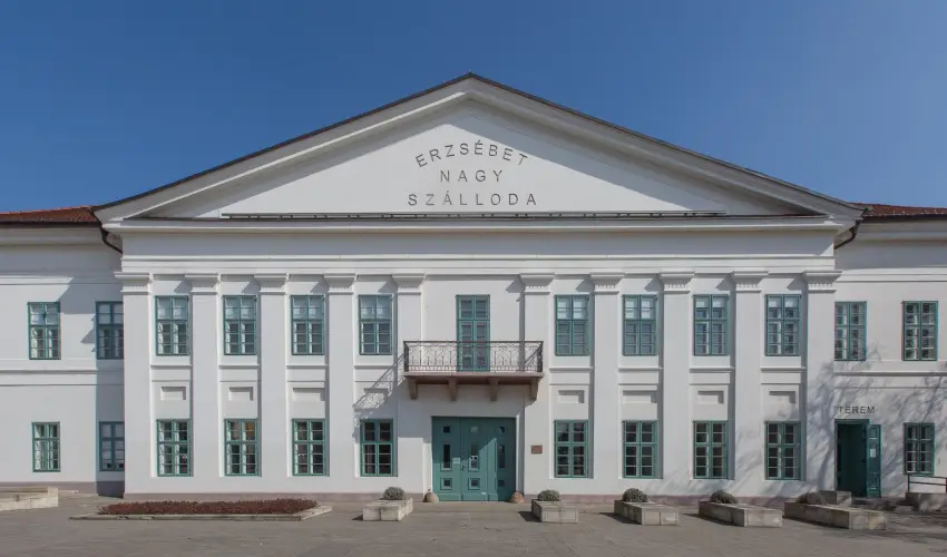 Erzsbet Nagy Szlloda Paks - Augusztus 20.