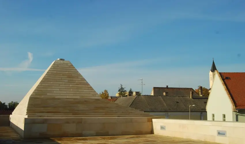 Erzsbet Nagy Szlloda Paks - Augusztus 20.