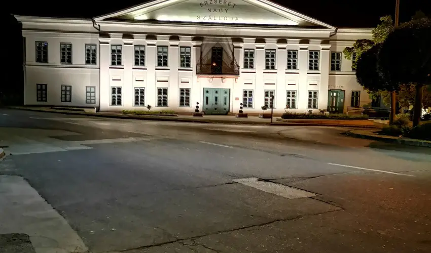 Erzsbet Nagy Szlloda Paks - Augusztus 20.