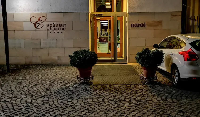 Erzsbet Nagy Szlloda Paks - Augusztus 20.