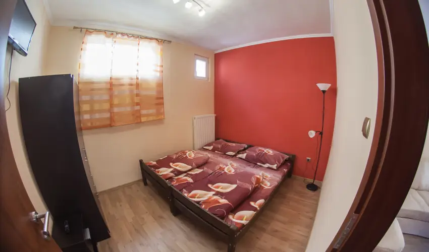 Geszteny�s Vend�gh�z Gyula - Augusztus 20. (min. 2 �j)