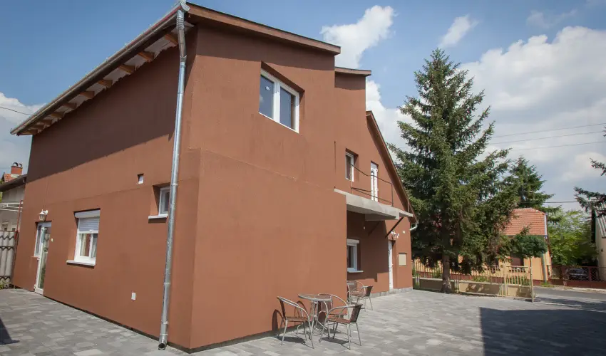 Geszteny�s Vend�gh�z Gyula - Augusztus 20. (min. 2 �j)