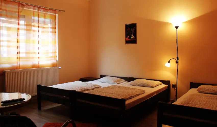 Geszteny�s Vend�gh�z Gyula - Augusztus 20. (min. 2 �j)