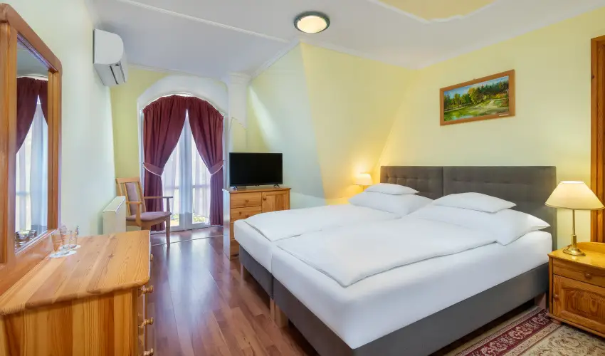 Gosztola Gy�ngye-az erd� sz�llod�ja Gosztola - Augusztus 20.