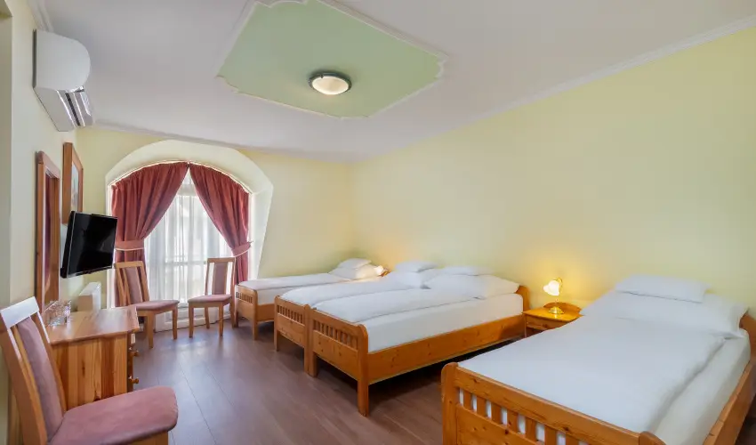 Gosztola Gy�ngye-az erd� sz�llod�ja Gosztola - Augusztus 20.