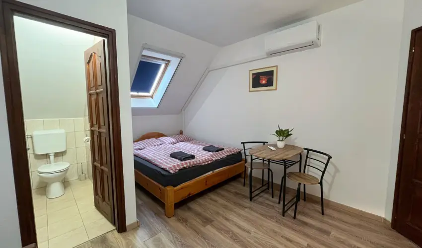 Gyulavez�r-Csob�nci Pihen� Vend�gh�z Gyulakeszi - Augusztus 20. (min. 2 �j)