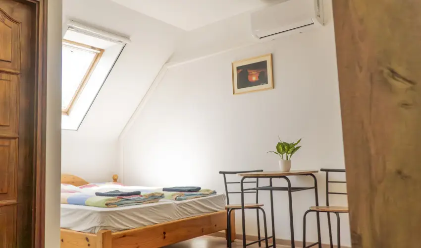 Gyulavez�r-Csob�nci Pihen� Vend�gh�z Gyulakeszi - Augusztus 20. (min. 2 �j)