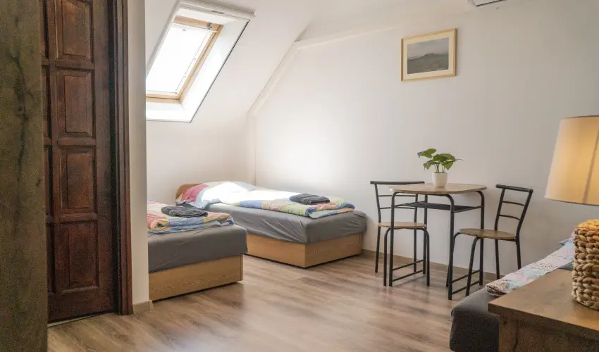 Gyulavez�r-Csob�nci Pihen� Vend�gh�z Gyulakeszi - Augusztus 20. (min. 2 �j)