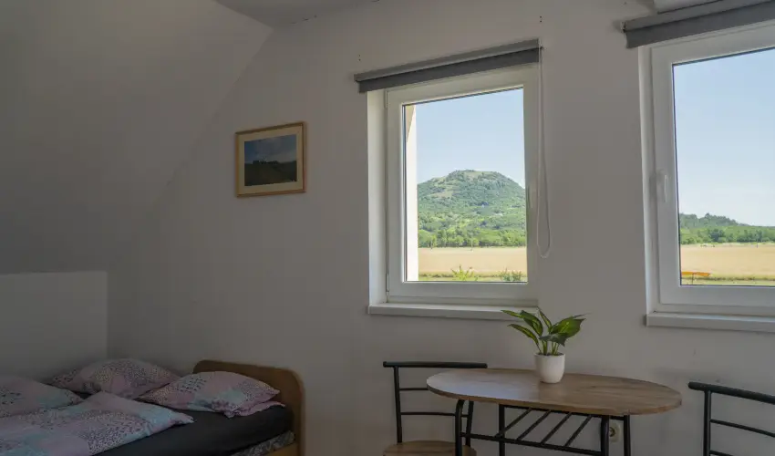 Gyulavez�r-Csob�nci Pihen� Vend�gh�z Gyulakeszi - Augusztus 20. (min. 2 �j)