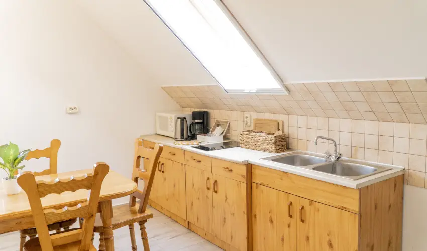 Gyulavez�r-Csob�nci Pihen� Vend�gh�z Gyulakeszi - Augusztus 20. (min. 2 �j)