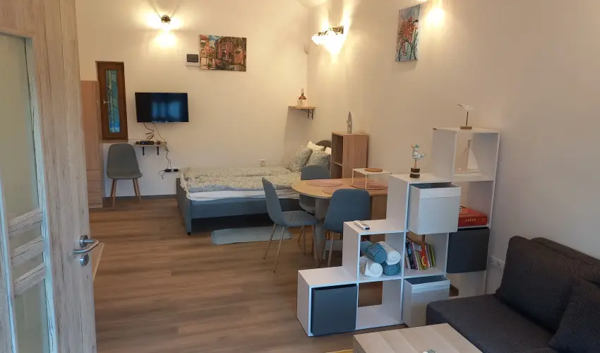 Hanga-lak Velence - Augusztus 20. (min. 2 j)