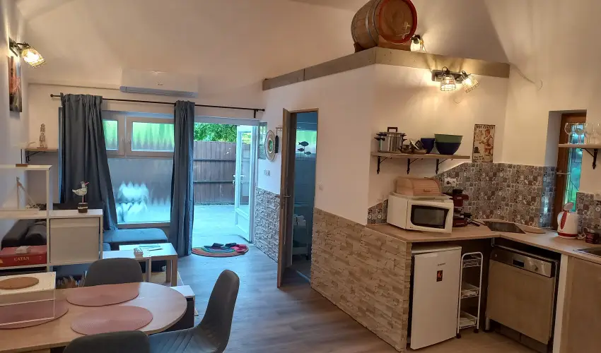 Hanga-lak Velence - Augusztus 20. (min. 2 j)