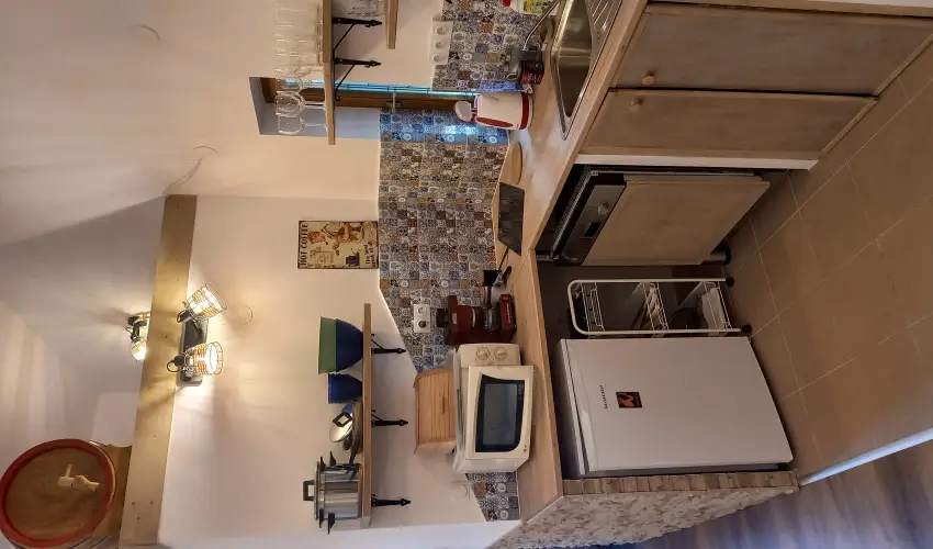 Hanga-lak Velence - Augusztus 20. (min. 2 j)