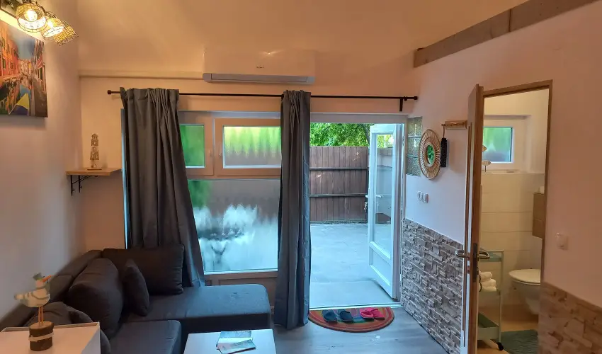 Hanga-lak Velence - Augusztus 20. (min. 2 j)