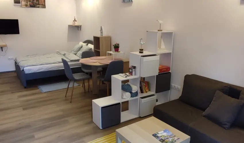 Hanga-lak Velence - Augusztus 20. (min. 2 j)