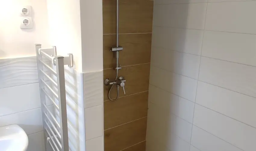 Hanga-lak Velence - Augusztus 20. (min. 2 j)