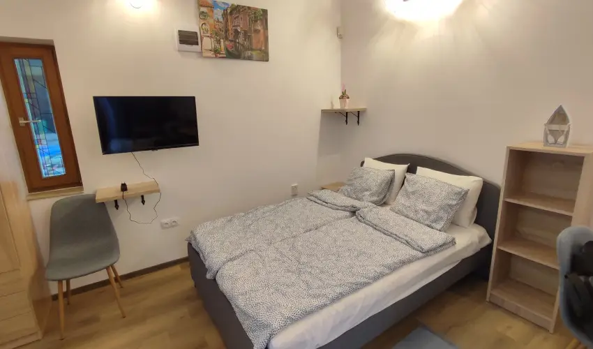 Hanga-lak Velence - Augusztus 20. (min. 2 j)