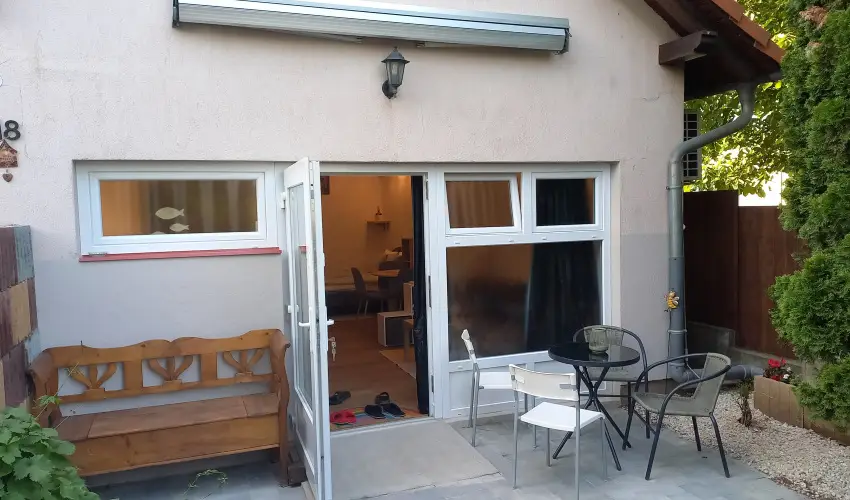 Hanga-lak Velence - Augusztus 20. (min. 2 j)