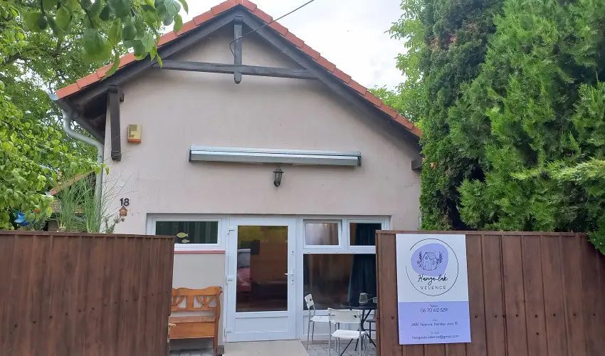 Hanga-lak Velence - Augusztus 20. (min. 2 j)