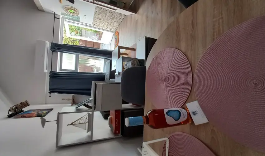 Hanga-lak Velence - Augusztus 20. (min. 2 j)