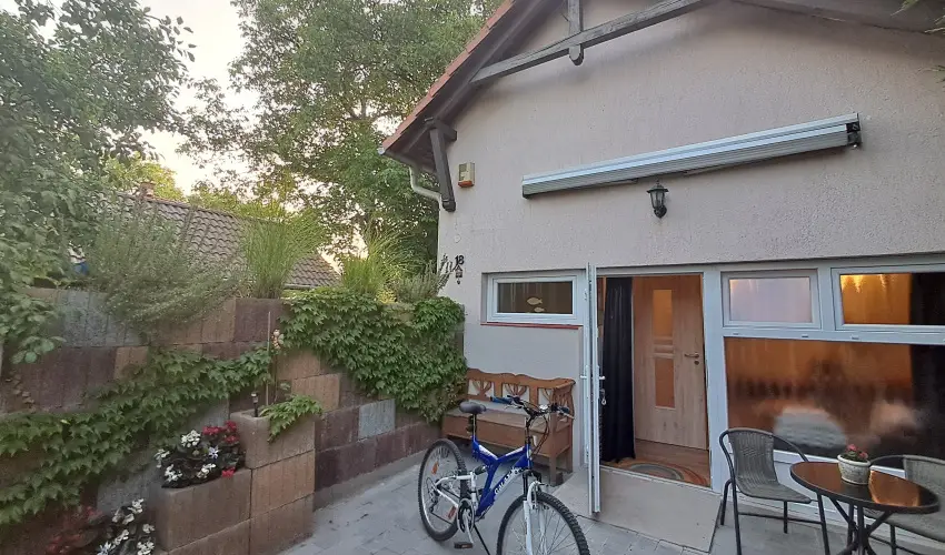 Hanga-lak Velence - Augusztus 20. (min. 2 j)