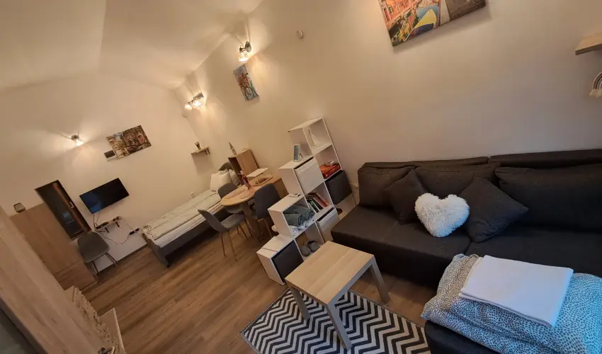 Hanga-lak Velence - Augusztus 20. (min. 2 j)